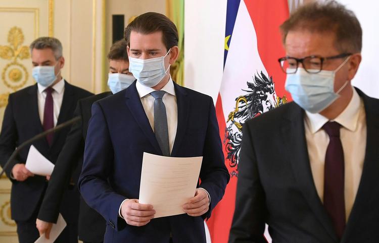 Østrigs kansler Sebastian Kurz ankommer mandag til corona-pressemøde i Wien sammen med sundhedsminister Rudolf Anschober, vicekansler Werner Kogler og indenrigsminister Karl Nehammer. Foto: Pool/Ritzau Scanpix