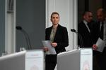 Statsminister Mette Frederiksen (S) understregede, at danskerne skal blive ved med at holde afstand og vaske hænder. Tager vi for let på det, vil smitten stige voldsomt, advarede hun. Foto: Philip Davali/Ritzau Scanpix
