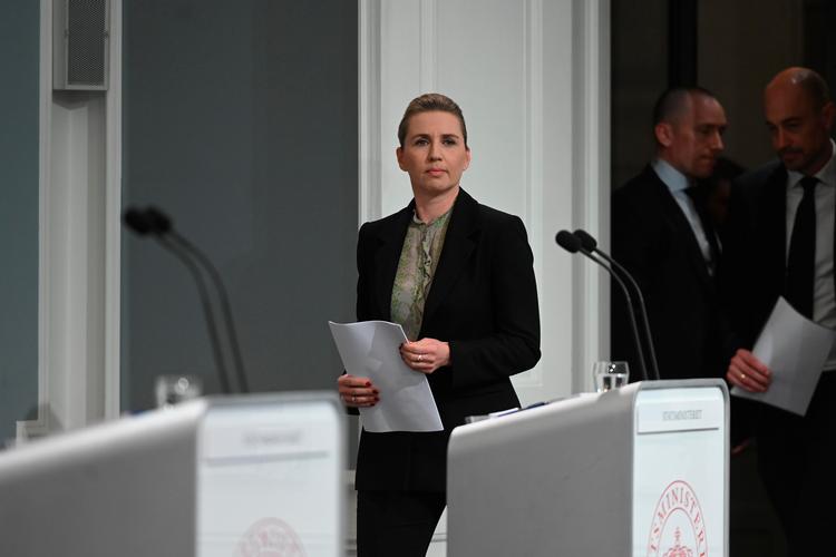 Statsminister Mette Frederiksen (S) understregede, at danskerne skal blive ved med at holde afstand og vaske hænder. Tager vi for let på det, vil smitten stige voldsomt, advarede hun. Foto: Philip Davali/Ritzau Scanpix