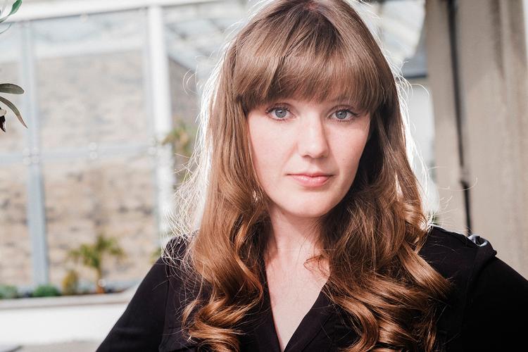 Den walisiske debutant Emma Glass kan godt skrive, men hendes debutroman 'Peach' er mest af alt bare sær og uoverskuelig. Foto Sarah Lee