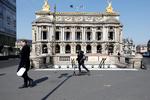   Operaen i Paris er lukket. Men dens status som 'global brand' bliver styrket alligevel via tilbud på nettet, men mindre kendte ensembler kan også udnytte situationen, mener ekspert.  Foto: Charles Platiau/Ritzau Scanpix