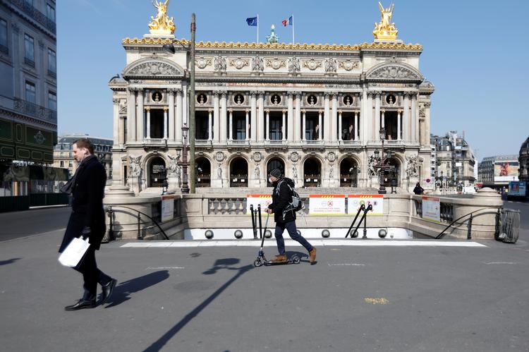   Operaen i Paris er lukket. Men dens status som 'global brand' bliver styrket alligevel via tilbud på nettet, men mindre kendte ensembler kan også udnytte situationen, mener ekspert.  Foto: Charles Platiau/Ritzau Scanpix