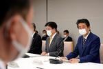Iført hvidt mundbind erklærede Japans premierminister, Shinzo Abe, tirsdag undtagelsestilstand på et pressemøde. Foto: Franck Robichon/Ritzau Scanpix