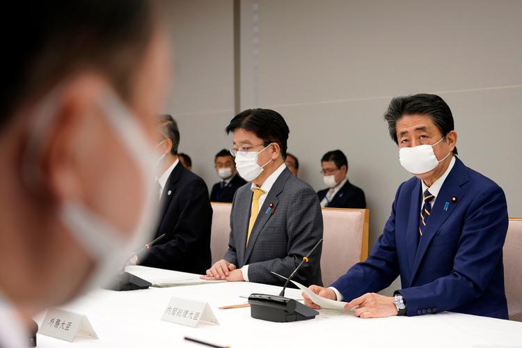 Iført hvidt mundbind erklærede Japans premierminister, Shinzo Abe, tirsdag undtagelsestilstand på et pressemøde. Foto: Franck Robichon/Ritzau Scanpix