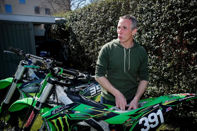 Det er slut med at dyrke motocross for 52-årige Dan Eriksen, der er sendt hjem uden løn og har mistet 16.000 kroner om måneden.   Foto: Jens Dresling/POLFOTO