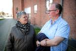     Ægteparret Annette og Michael Thomsen er begge sendt hjem med løntilskud, de er begge overbeviste om at deres jobs overlever corona-krisen, men ingen ved det med sikkerhed.  Foto: Jens Dresling/POLFOTO