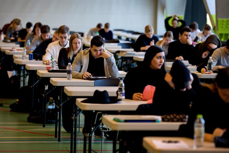 Der tegner sig et flertal for regeringens forslag om at lade 3.g’ere og 2.hf’ere komme til deres afsluttende eksamener til sommer. Foto: Finn Frandsen/POLFOTO