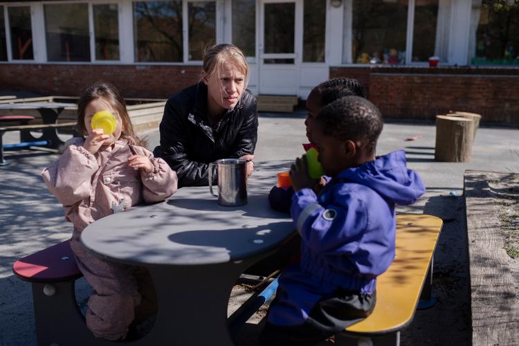Danske børn møder ind til en helt anden hverdag efter påske. Der bliver mindre frihed og medbestemmelse, når hænderne minimum skal vaskes hver anden time og afstand skal overholdes.  Foto: Mikkel Hørlyck/POLFOTO