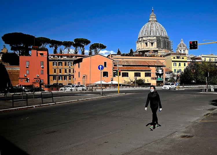 Italien har de senere dage set et fald i dødsfald, der dog stadig er på over 600 om dagen. Dansk-italienske Alfredo Tesio bosat i Rom, som her ses næsten mennesketomt, er skuffet over, at Danmark ikke er kommet hans hjemland til hjælp.  Foto: Filippo Monteforte/Ritzau Scanpix