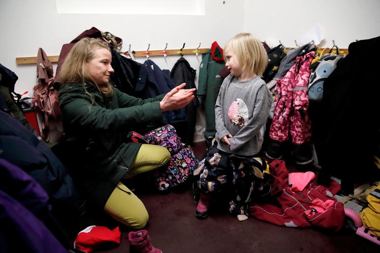 Stella Mia Sieling-Monas fra forældrebevægelsen 'Hvor er der en voksen?' henter sin datter, Cornelia, i udflytterbørnehaven Høbjerg.    Foto: Jens Dresling/POLFOTO