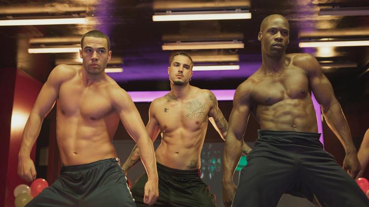 ’Toy Boy’ kan lide mandehud med en særlig forkærlighed for riflede mavemuskler, og den bekender sig til sin kærlighed mange gange pr. afsnit. Foto: Netflix