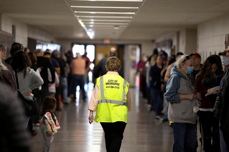 Hamilton High School i Milwaukee, Wisconsin. De står tæt, men valget stod mellem det eller ikke at stemme. Foto: Daniel Acker/Ritzau Scanpix