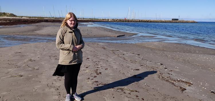 Signe på 25 år klarer mange ting selv, men uden faste rutiner har hun ekstra brug for sine forældres støtte. Privatfoto. 
