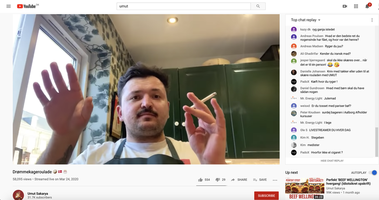 Sådan ser det ud, når Umut Sarkaya taler til sit publikum. Det hele foregår hjemme i hans eget og særdeles uprætentiøse køkken. 