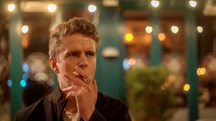 I små veleksekverede rekonstruktioner, hvor Alexander Blomqvist spiller sig selv, genskabes nogle af de små eventyr, han har løjet sig til at have oplevet.  Foto: Lars Juul