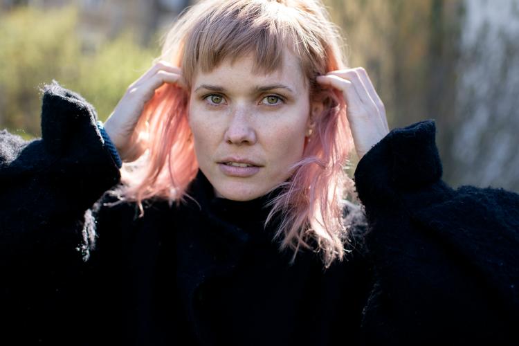 Nanna Øland Fabricius' planer og vaner har ændret sig i den seneste måned. Pludselig har hun masser af tid sammen med sin søn. Til gengæld kommer den 34-årige sanger, musiker og komponist ikke ud på en planlagt turné med sangene fra sit nyeste album, ’Family Tree’. Også de sidste liveshows i ’X Factor’, hvor hun er en af dommerne’, er blev udskudt. Foto: Emma Sejersen
