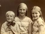 Rigmor Kristoffer som 11-årig, fotograferet sammen med sine to overlevende søskende, Henning til venstre, han er nu 96 og Grete til højre. Hun døde som 94 årig. Foto: Privatfoto