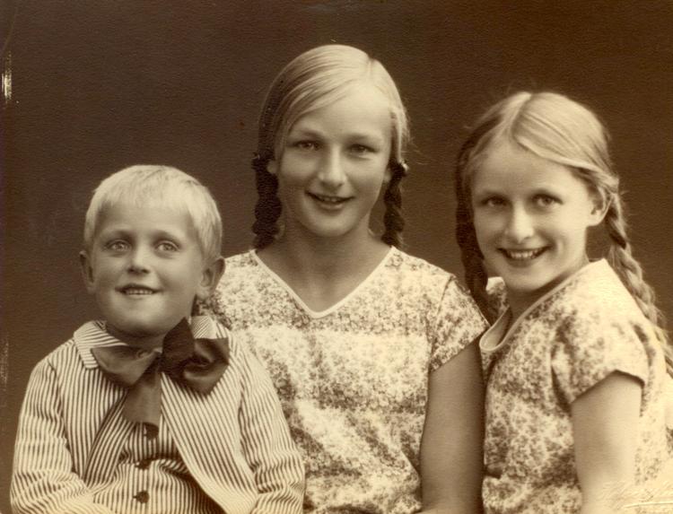 Rigmor Kristoffer som 11-årig, fotograferet sammen med sine to overlevende søskende, Henning til venstre, han er nu 96 og Grete til højre. Hun døde som 94 årig. Foto: Privatfoto