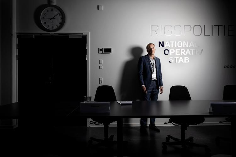 Fotografer er underlagt strenge begrænsninger for, hvad der må vises til offentligheden, og kommunikationen ud fra lokalet er krypteret, fordi vi er i det højeste beredskab. Det signalerer lampen ved indgangen konstant. Den har siden flygtningekrisen i 2014 lyst gult, hvilket markerer, at man er i beredskab, men ikke i operativt beredskab. Siden 1. marts har NOST været aktiveret, og lampen har lyst rødt.  Foto: Jens Hartmann Schmidt/POLFOTO