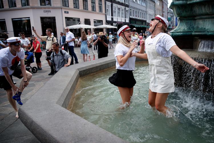 Endelig. Nu kan årets kommende studenter forberede sig på, hvad der venter til sommer.  Foto: Jens Dresling/POLFOTO