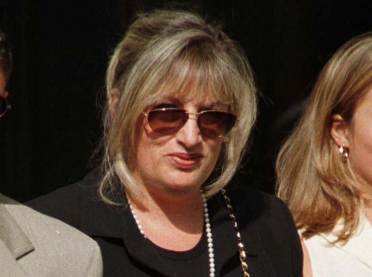 Linda Tripp ses her tilbage i 1998, da hun ankom til retten under rigsretssagen mod daværende præsident, Bill Clinton. Foto: Win Mcnamee/Ritzau Scanpix