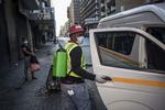 En taxa renses med desinfektionsmiddel i Johannesburg, Sydafrika. Kampen mod fattigdom i regioner i Afrika og Mellemøsten kan sættes tilbage med 30 år på grund af coronakrisen advarer Oxfam. Foto: Marco Longari/Ritzau Scanpix