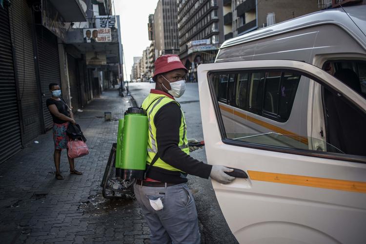 En taxa renses med desinfektionsmiddel i Johannesburg, Sydafrika. Kampen mod fattigdom i regioner i Afrika og Mellemøsten kan sættes tilbage med 30 år på grund af coronakrisen advarer Oxfam. Foto: Marco Longari/Ritzau Scanpix