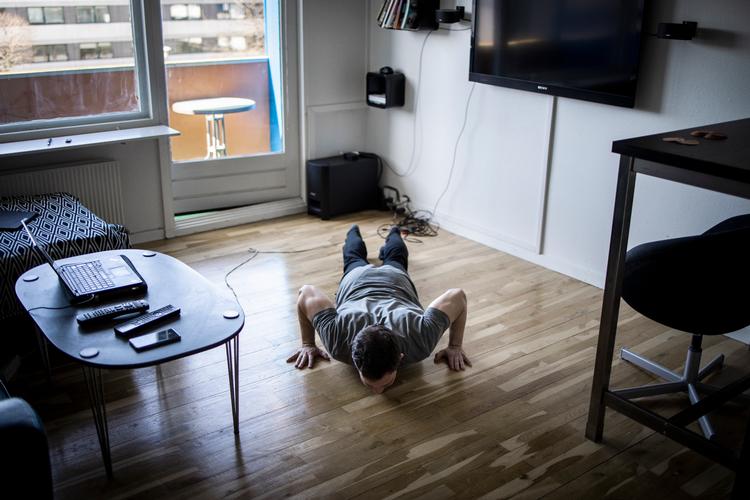 Lars Malling underviser i idræt, historie og matematik. Under corona-krisen har flere af hans elever og deres forældre indstillet ham til Politikens Undervisningspris for den særlige indsats, han har ydet gennem sin fjernundervisning Foto: Jens Hartmann Schmidt/POLFOTO