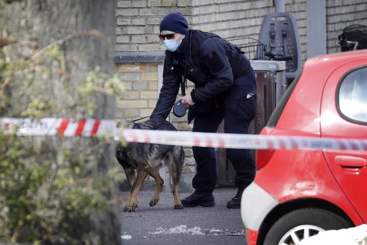 En hvid Nissan er central i efterforskningen af nedskydningen af 22-årig mand onsdag ved København. Politiet håber på hjælp fra vidner. Foto: Jens Dresling/POLFOTO