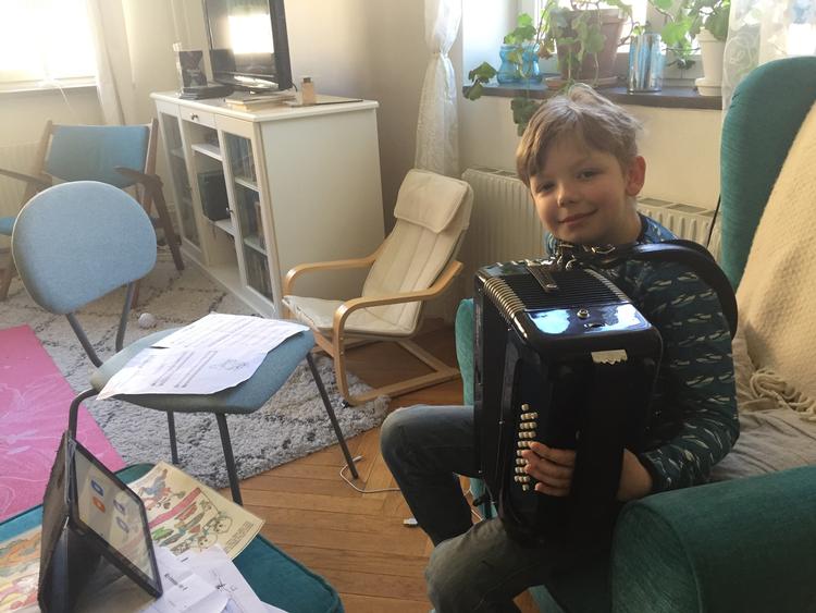 Korrespondentens søn fortsætter undervisning i at spille harmonika. Nu foregår det online.  Foto: Kristina Olsson