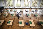 Afgangsprøverne i folkeskolen er heltb aflyst i år, og derfor bør adgangskravene til gymnasierne også fjernes mener elevorganisationer. Foto: Janus Engel/POLFOTO