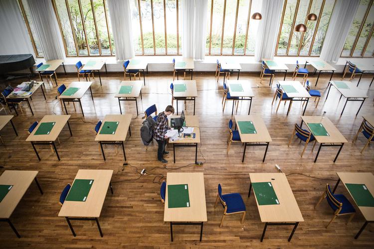 Afgangsprøverne i folkeskolen er heltb aflyst i år, og derfor bør adgangskravene til gymnasierne også fjernes mener elevorganisationer. Foto: Janus Engel/POLFOTO