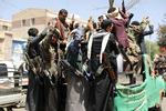 Bekymring for, om bevæbnede Houthi-oprørere blokerer for, at nødhjælpen når frem, får nu FN's Fødevareprogram til at halvere mængden af nødhjælp til det borgerkrigshærgede Yemen. Foto: Khaled Abdullah/Ritzau Scanpix