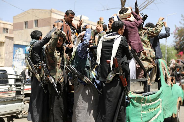 Bekymring for, om bevæbnede Houthi-oprørere blokerer for, at nødhjælpen når frem, får nu FN's Fødevareprogram til at halvere mængden af nødhjælp til det borgerkrigshærgede Yemen. Foto: Khaled Abdullah/Ritzau Scanpix