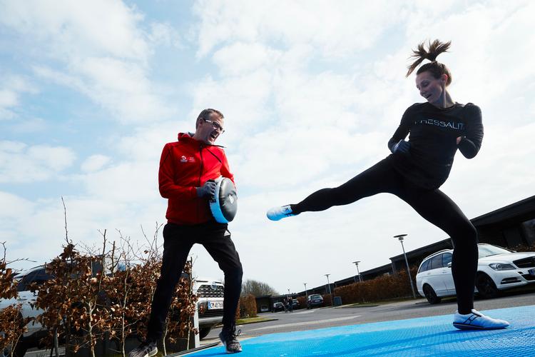 Lisa Kjær Gjessing drømmer stadig om at vinde guld ved PL. Det bliver så bare til næste år. Her er hun i aktion med træner Bjarne Johansen foran hans garage  i Hasselager ved Aarhus.  Foto: Hans Christian Jacobsen