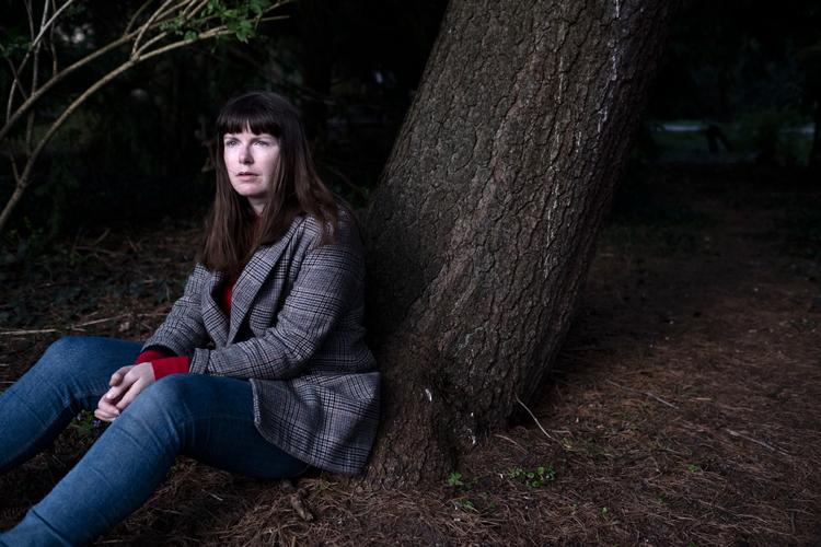 Bosteder for psykisk syge har skåret bemanding under corona-krisen. Det rammer de syge hårdt. Sofie er pårørende til en, der bor på et bosted, som er gået fra fem besøg hver uge til otte på fire uger Foto: Mikkel Hørlyck/POLFOTO