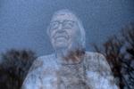91-årige Dyveke Meier, der bor alene, er faldet to gange inden for det seneste halve år. Nu kan hun kun få bad en gang om ugen og ingen træning af benene. Foto: Mikkel Hørlyck/POLFOTO
