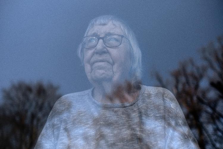 91-årige Dyveke Meier, der bor alene, er faldet to gange inden for det seneste halve år. Nu kan hun kun få bad en gang om ugen og ingen træning af benene. Foto: Mikkel Hørlyck/POLFOTO