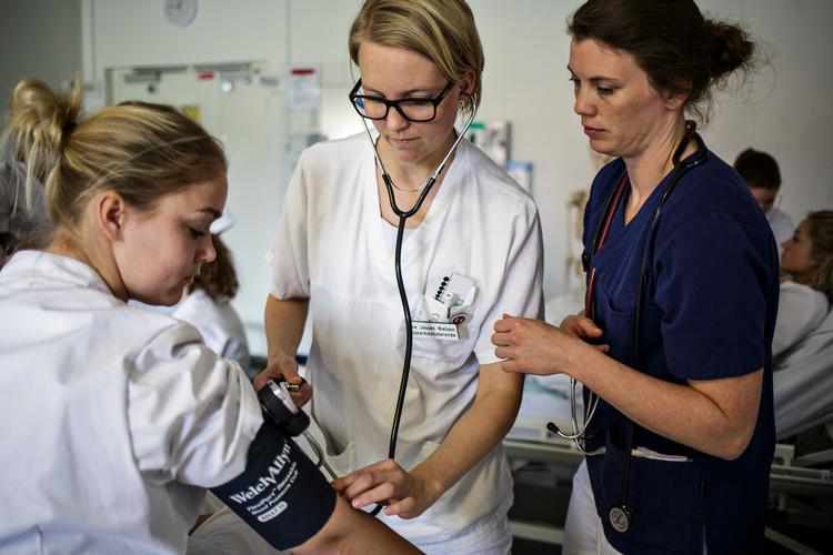 Sygeplejerskestuderende på sidste semester får lov til at vende tilbage til deres uddannelsesinstitutioner i de kommende uger, så de kan blive færdige og komme ud i et sundhedsvæsen. Foto: Anders Rye Skjoldjensen/POLFOTO