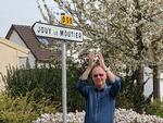 Hjemme på villavejen i landsbyen Maurecourt 30 km fra Paris står Politikens korrespondent hver aften kl. 20 og klapper en hyldest til sundhedspersonalet. Det samme sker i andre franske byer.  Foto: Michael Seidelin