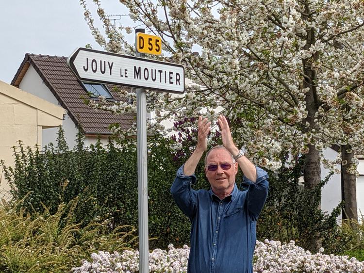 Hjemme på villavejen i landsbyen Maurecourt 30 km fra Paris står Politikens korrespondent hver aften kl. 20 og klapper en hyldest til sundhedspersonalet. Det samme sker i andre franske byer.  Foto: Michael Seidelin