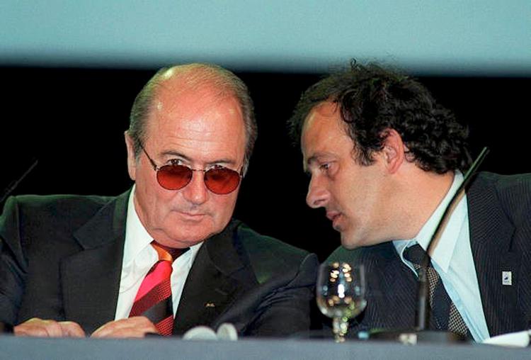 Både Sepp Blatter (tv.) og Michel Platini (th.) er udelukket fra al fodbold indtil 2021. Foto: Bongarts/Bongarts/Getty Images
