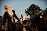 Verdensballettens fremtid i 2020 hænger i en tynd tråd. Her er, fra et tidligere år, danserne Steven McRae, Roberta Marques og Thomas Whitehead, alle fra Royal Ballet, i 'Black Swan'. FOTO: Michael Hansen   Foto: Hansen Michael/POLFOTO