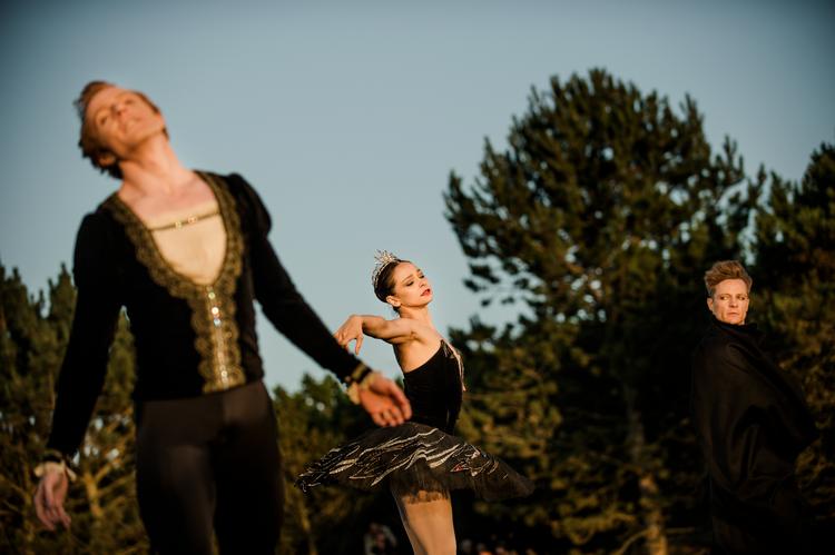 Verdensballettens fremtid i 2020 hænger i en tynd tråd. Her er, fra et tidligere år, danserne Steven McRae, Roberta Marques og Thomas Whitehead, alle fra Royal Ballet, i 'Black Swan'. FOTO: Michael Hansen   Foto: Hansen Michael/POLFOTO
