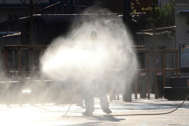 Gaderne bliver desinficeret i den sydfranske by, Cannes.  Foto: Valery Hache/Ritzau Scanpix