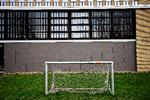 Tomme mål venter på bolde og tomme skoler og daginstitutioner på børn. Onsdag starter corona-genåbningen i Københavns Kommune.
 Foto: Martin Lehmann/POLFOTO