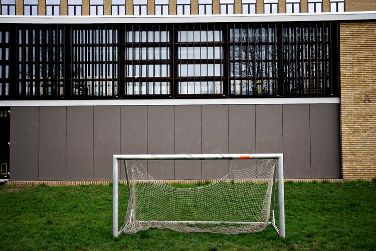 Tomme mål venter på bolde og tomme skoler og daginstitutioner på børn. Onsdag starter corona-genåbningen i Københavns Kommune.
 Foto: Martin Lehmann/POLFOTO