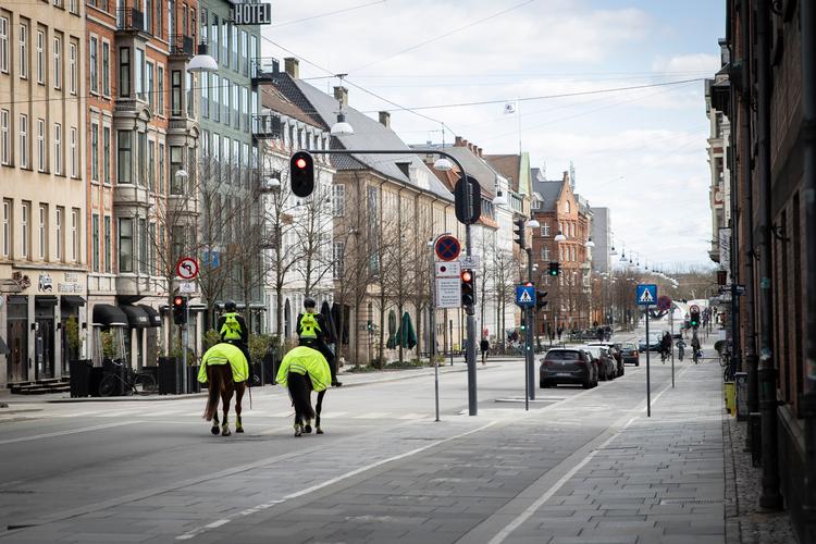 Ridende betjente fra Københavns Politi i mennesketomme gader nær Rådhuspladsen under coronakrisen. Foto: Andreas Merrald/POLFOTO