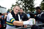 Rohan Dennis lykønskes efter VM-triumfen i Harrogate. I dag besejrede han alle holdkammeraterne på Team Ineos i en virtuel kappestrid.
 Foto: Tariq Mikkel Khan/POLFOTO
