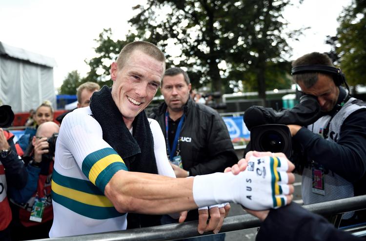 Rohan Dennis lykønskes efter VM-triumfen i Harrogate. I dag besejrede han alle holdkammeraterne på Team Ineos i en virtuel kappestrid.
 Foto: Tariq Mikkel Khan/POLFOTO